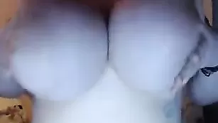 Пылкая чертовка Sweetcarollinne мнет молочные железы
