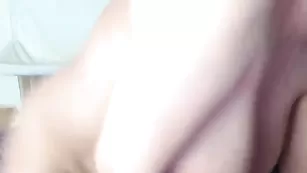 Полная телочка Scrumptious нежно мастурбирует пизду