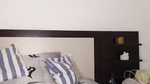 Молоденькая телка Mira_22 трахает бритую пизду