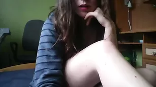 Темноволосая стерва Xo_Seksik показывает сиськи
