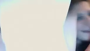 Прелестная дама Ninal0ve показывает сиси