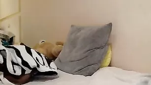 Жаркая курва Crazy_Nats ласкает натуральные сиськи