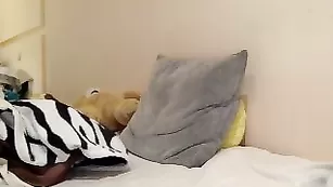 Жаркая курва Crazy_Nats ласкает натуральные сиськи