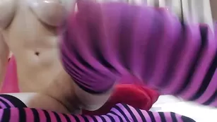 Строптивая брюнетка Dianne99 натирает сиськи маслом