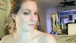 Светловолосая кобыла veronica_west трахает обе дырочки