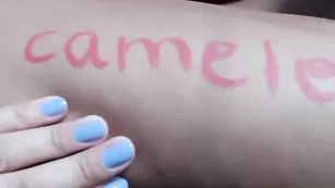 Жаркая стерва Larissa4 мастурбирует половые губки