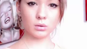 Изысканная пассия Larasweetmarilyn мастурбирует секс игрушкой