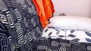 Харизматичная Dirtykym шалит между ножками рукой