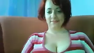 Рыженькая шалава Foxluisa наминает большие сиськи