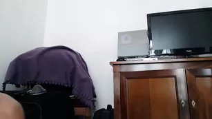 Сексуальная брюнетка Morgane88 долбит себя в анус