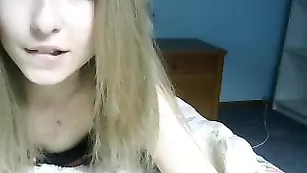 Роскошная телка Ir4ikGirl ласкает сисечки