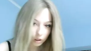 Роскошная телка Ir4ikGirl ласкает сисечки