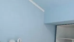 Роскошная телка Ir4ikGirl ласкает сисечки