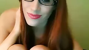 Восхитительная мамаша Hot_milfy_mom неплохо дрочит пилотку