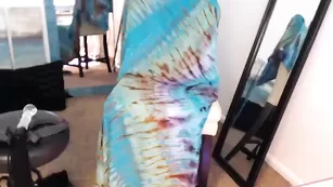 Сексуальная девка Janeandking ласкает свои прелести