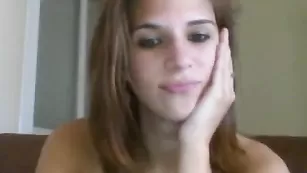 Шикарная курва Jeunecple66 мастурбирует пизду фаллосом