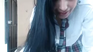 Шальная студентка Noemibcnz позирует в униформе и трахает анал