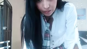 Шальная студентка Noemibcnz позирует в униформе и трахает анал