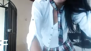 Шальная студентка Noemibcnz позирует в униформе и трахает анал