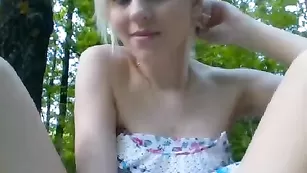 Импозантная цыпочка Dalyana лижет страпон в лесу