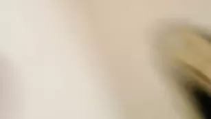 Жаркая брюнетка Elleofyourdreams дрочит секс игрушкой