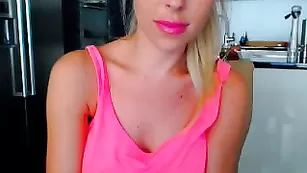 Импозантная стерва CocoMia гламурной себя ласкает