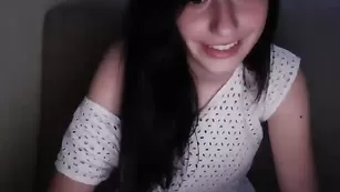 Изумительная брюнетка Monika_s общается во фри