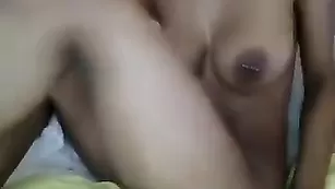 Сексуальная шлюшка Augustfinest смачно трахает бритые дырки