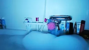Шальная азиатка S_U_N_N_Y ласкает большие сисечки