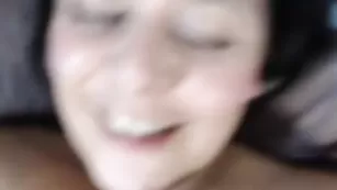 Знойная брюнеточка Sweetdanae мастурбирует пизду фаллосом