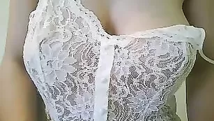 Грудастая краля Beatricedara танцует стриптиз