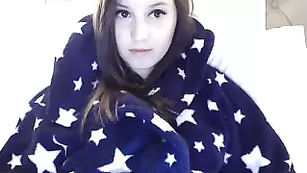 Темноволосая цыпочка CaptFrancesca страстно дрочит свои дырочки