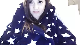 Темноволосая цыпочка CaptFrancesca страстно дрочит свои дырочки