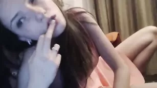 Сочная брюнеточка Sweetcristine19 мастурбирует пизду