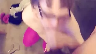 Очкастая потаскушка Jesustears отсасывает хуй