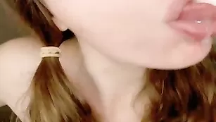Восхитительная малая LovelyLittleL облизывает страпон