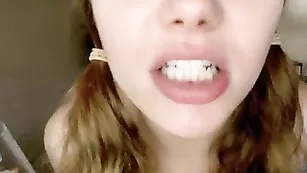 Восхитительная малая LovelyLittleL облизывает страпон
