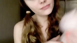 Восхитительная малая LovelyLittleL облизывает страпон