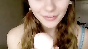 Восхитительная малая LovelyLittleL облизывает страпон