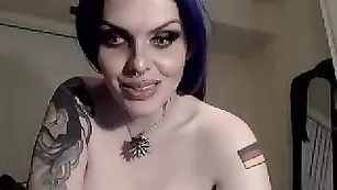 Желанная брюнетка Izavampira мастурбирует свои прелести
