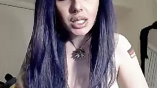 Желанная брюнетка Izavampira мастурбирует свои прелести