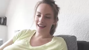 Привлекательная шлендра Dingin шалит с секс игрушкой