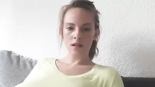 Привлекательная шлендра Dingin шалит с секс игрушкой