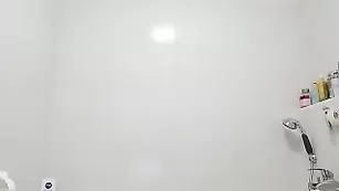 Красивая блондинка KeissyKate моется в ванне