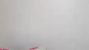 Вызывающие бабы Chika_bomb трахают сочный анус