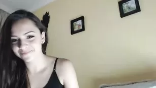 Знойная брюнеточка Yevheniia задирает ножки и дрочит пизду