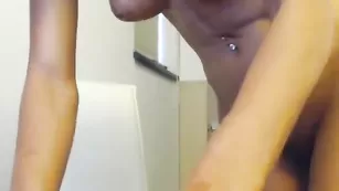 Сексуальная бабенка Indiansweety нежно мастурбирует пизду