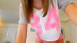 Грудастая барышня Smart_Cat шлепает себя по попке