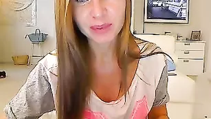 Грудастая барышня Smart_Cat шлепает себя по попке