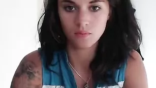 Красотка с тату Vicalouqua74 мастурбирует вагину